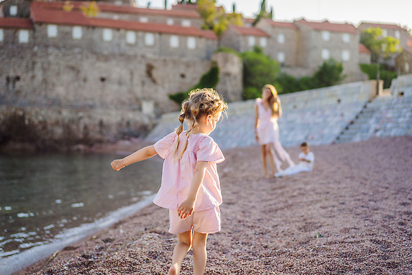 포토 JPG 해외이미지 여자 남자 행복 어린이 여행 모녀 소년 성인 해변 야외 뒷모습 아웃포커스 세명 산책 몬테네그로 스베티스테판 해외202309 해외포토 딸 감정 바다 뷰포인트 가족 엄마 휴식 촬영기법 사람 파일형식