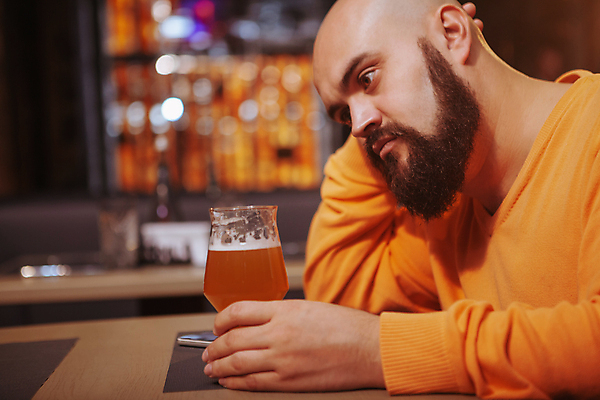 포토 JPG 해외이미지 남자 탁자 맥주 한명 상반신 성인 옆모습 스마트폰 기댐 잡기 술집 고민 맥주잔 성인남자한명만 해외202309 해외포토 1 감정 뷰포인트 가구 술잔 모션 주류 사람 핸드폰 스마트기기 남자한명만 성인남자만 파일형식