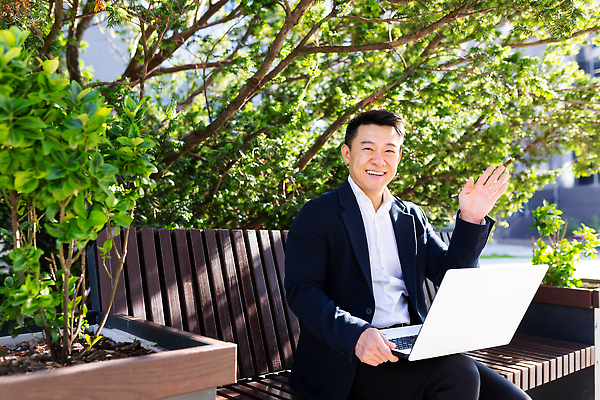 포토 JPG 해외이미지 나무 응시 공원 남자 잎 벤치 한명 웃음 들기 앉기 동양인 정장 상반신 성인 야외 노트북 비즈니스맨 출장 화단 손흔들기 성인남자한명만 해외202309 해외포토 식물 1 시선 옷 공공시설 의자 비즈니스 모션 표정 사람 인종 전자제품 직장인 남자한명만 성인남자만 파일형식