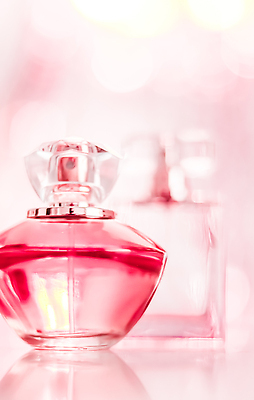 포토 JPG 해외이미지 분홍색 백그라운드 유리 사람없음 고급 향수 보케 향수병 해외202309 해외포토 컬러 컨셉 재질 화장품 병_담는 파일형식