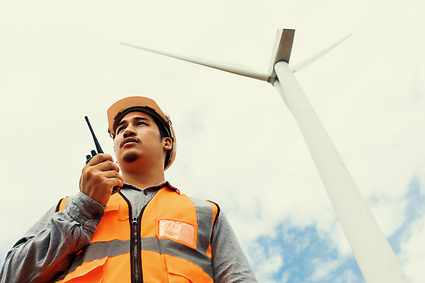 포토 JPG 해외이미지 남자 로우앵글 한명 상반신 성인 야외 엔지니어 안전모 풍력발전소 무전 안전조끼 성인남자한명만 해외202309 해외포토 1 뷰포인트 통신 사람 발전소 기술자 풍력에너지 헬멧 안전장비 남자한명만 성인남자만 파일형식