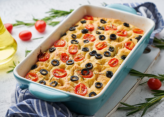 포토 JPG 해외이미지 전통 토마토 피자 사람없음 이탈리아음식 올리브오일 올리브 로즈메리 나무도마 포카치아 해외202309 해외포토 열매 빵 채소 도마 패스트푸드 서양음식 목재 기름_음식 허브 파일형식