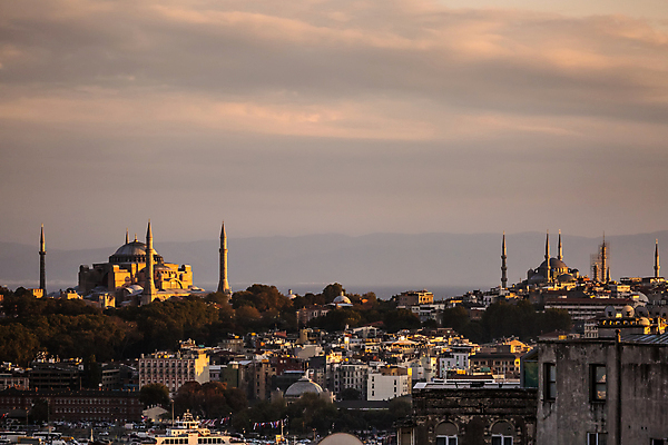 포토 JPG 해외이미지 구름 외관 유럽 아시아 도로 바다 여행 건축양식 자연 하늘 지붕 아파트 주택 이스탄불 안테나 파노라마 풍경 사람없음 야외 건물 물 파란색 도시풍경 뷰티 탑 도시 보트 역사 고급 도심 야간 모스크 지역 스카이라인 칠면조 랜드마크 보스포루스 옛날 튀르키예 해외202309 해외포토 자연요소 건축물 건축 나라 길 컬러 컨셉 배_교통 통신 교통시설 조류 촬영기법 이슬람교 생태계 파일형식
