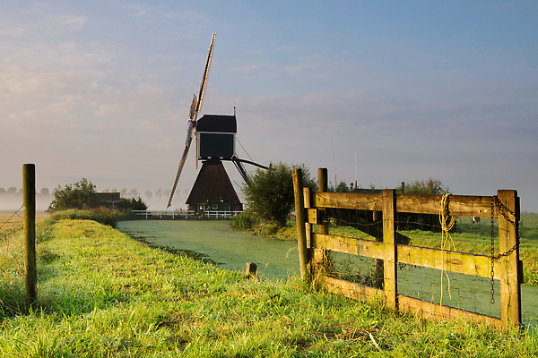 포토 JPG 해외이미지 구름 밭 농업 자연 하늘 아침 풍경 사람없음 건물 파란색 빛 울타리 뷰티 침묵 풍차 안개 오픈 역사 네덜란드 대문 봉 기념물 밭일 해외202309 해외포토 주간 자연요소 건축물 유럽 산업 컬러 날씨 담장 문 소리 생태계 파일형식