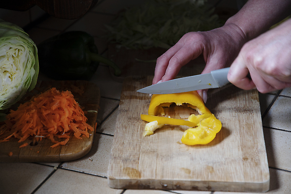 포토 JPG 해외이미지 백인 손 여자 음식 컬러 조각 백그라운드 다이어트 채소 재료 고추 탁자 파프리카 건강 요리 사람없음 목재 빨간색 주방 요리사 식사 저녁식사 샐러드 신선 칼 자르기 먹기 준비 유기농 주부 날것 후추 내추럴 연소 숙성 채식주의자 핸드메이드 맛있는 해외202309 해외포토 서양인 나무 직업 웰빙 가구 모션 사람 신체부위 향신료 채식 파일형식