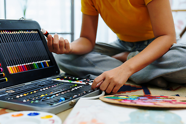 포토 JPG 해외이미지 여자 색연필 한명 들기 앉기 동양인 성인 취미 앞모습 물감 미술도구 하반신 그리기 팔레트 그림 화가 정리 파스텔 성인여자한명만 해외202309 해외포토 직업 1 뷰포인트 모션 학용품 사람 인종 오브젝트 여자한명만 성인여자만 파일형식