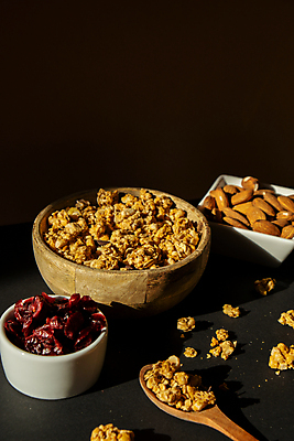 포토 JPG 해외이미지 그릇 사람없음 갈색 견과류 아몬드 나무숟가락 건포도 부스러기 그래놀라 글루텐프리 해외202309 해외포토 식기 음식 컬러 포도 숟가락 건과일 파일형식