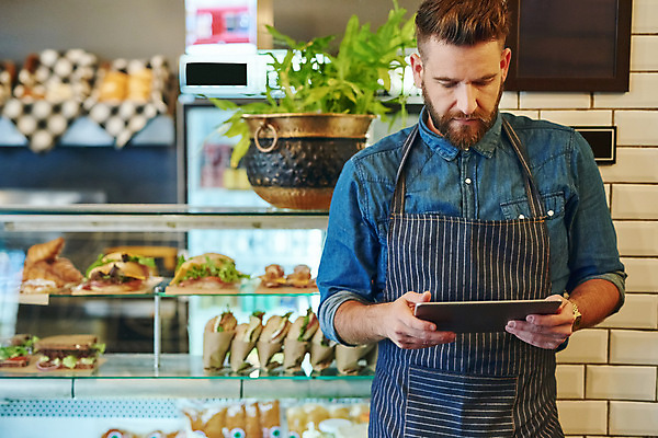 포토 JPG 해외이미지 응시 남자 사업가 성공 한명 들기 성인 앞모습 태블릿 상점 카페 사장 쇼윈도 직원 확인 자영업 성인남자한명만 소상공인 해외202309 해외포토 직업 1 시선 뷰포인트 컨셉 비즈니스 모션 사람 경제 전자제품 스마트기기 전시 상인 남자한명만 성인남자만 파일형식