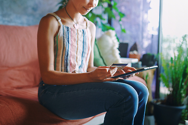 포토 JPG 해외이미지 직업 라이프스타일 여자 인터넷 비즈니스 청소년 아파트 주택 아이디어 갈색머리 한명 사람 20대 성인 취미 쇼핑 소파 알약 디지털 다이어리 비즈니스우먼 신용카드 구매 계획 연결 무선전화기 와이파이 결제 질서 온라인 남아프리카 예산 터치스크린 여자한명만 해외202309 해외포토 1 헤어스타일 컨셉 의자 아프리카 청년 건물 생활 금융 약 사무용품 예절 직장인 전화기 무선인터넷 여자만 파일형식