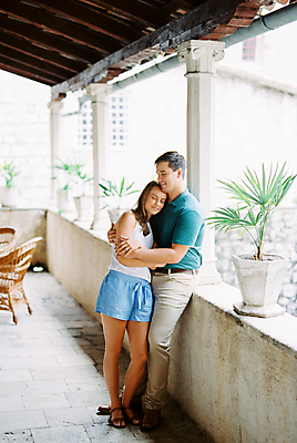 포토 JPG 해외이미지 식물 백인 커플 여자 남자 행복 티셔츠 2 의자 반바지 주택 사랑 두명 초록색 울타리 바위 닫기 해외202309 해외포토 서양인 감정 컬러 가구 셔츠 바지 관계 모션 사람 건물 담장 돌_바위 파일형식