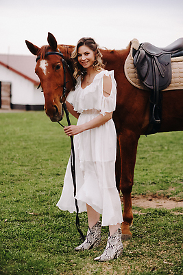 포토 JPG 해외이미지 전신 한마리 응시 여자 한명 성인 야외 건물 목장 잡기 말_동물 말안장 성인여자한명만 쓰다듬기 해외포토 1 건축물 시선 포유류 모션 사람 안장 여자한명만 성인여자만 파일형식