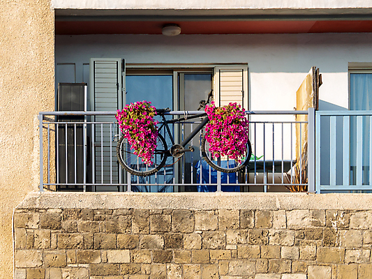 포토 JPG 해외이미지 식물 외관 꽃 유럽 벽 분홍색 여행 백그라운드 꽃무늬 건축양식 창문 자연 주택 실내 사람없음 건물 장식 빨간색 초록색 파란색 컬러풀 뷰티 바구니 문 마을 정원 자전거 봄 이탈리아 프랑스 발코니 흰색 개화 지중해 배열 손질 단계 옛날 해외202309 해외포토 건축물 계절 건축 나라 바다 컬러 무늬 내부 바이크 생태계 파일형식