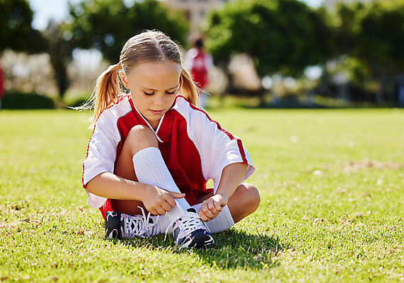 포토 JPG 해외이미지 전신 여자 어린이 유니폼 한명 앉기 잔디 앞모습 축구 축구장 신발끈묶기 소녀한명만 내려보기 해외202309 해외포토 식물 1 옷 뷰포인트 스포츠시설 모션 사람 구기 묶기 신발끈 여자한명만 소녀만 파일형식