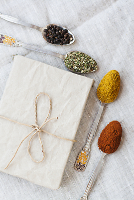 포토 JPG 해외이미지 음식 백그라운드 건조 사람없음 세트 숟가락 공책 직물 맛 향신료 냅킨 레시피 후추 강황 해외202309 해외포토 컨셉 식재료 문구용품 수저 향미료 파일형식