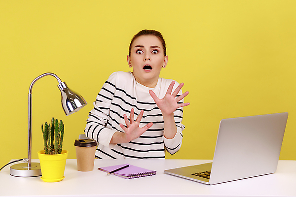 포토 JPG 해외이미지 백인 직업 여자 비즈니스 청소년 스트레스 주택 직장 실내 관리 한명 사람 노트북 컴퓨터 사무실 공책 놀람 금지 슬픔 비즈니스우먼 괴짜 좌절 위험 무서움 불안 고민 걱정 호기심 공포 충격 긴장 온라인 고립 그만 노란배경 숨기 트러블 프리랜서 혼자 히스테리 해외202309 해외포토 서양인 1 감정 백그라운드 컨셉 회사 모션 문구용품 표정 내부 건물 전자제품 노란색 직장인 파일형식