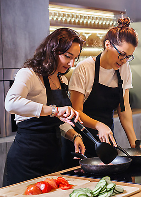 포토 JPG 해외이미지 여자 식재료 주방용품 상반신 성인 두명 옆모습 주방 프라이팬 굽기 뒤집개 요리중 요리교실 성인여자만 해외202309 해외포토 뷰포인트 생활용품 모션 수업 요리 사람 구이 여자만 성인만 파일형식