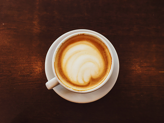 포토 JPG 해외이미지 여유 커피 휴식 사람없음 하이앵글 카페 분위기 커피잔 카푸치노 라떼 해외202309 해외포토 감정 음료 뷰포인트 컨셉 잔 상점 파일형식