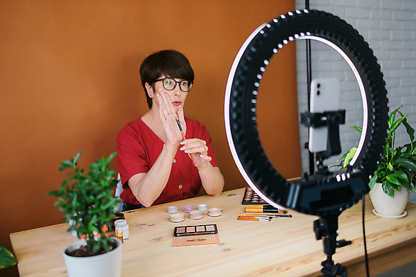 포토 해외이미지 여자 중년 전등 실내 한명 상반신 앞모습 스마트폰 화장 화장용품 방송 화장대 과정 리뷰 소셜네트워크 중년여자한명만 크리에이터 뷰티크리에이터 1인미디어 영상촬영 해외202309 해외포토 직업 1 뷰포인트 가구 컨셉 조명 사람 성인 내부 핸드폰 스마트기기 뷰티 촬영 미용용품 여자한명만 중년여자만 파일형식