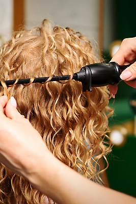 포토 JPG 해외이미지 헤어스타일 손 신체부위 뷰티 머리 우아함 미용사 고데기 해외202309 해외포토 직업 컨셉 사람 헤어용품 파일형식