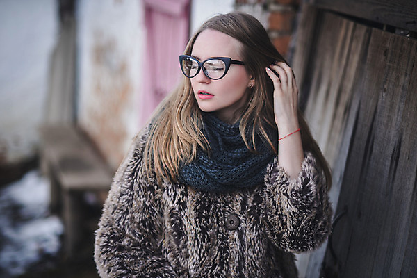 포토 JPG 해외이미지 모델 옷 여자 행복 안경 얼굴 벽 포즈 백그라운드 크리스마스 겨울 자연 거리 한명 사람 야외 뷰티 유행 목도리 화장품 재킷 추위 흰색 표현 도시 화려 우아함 12월 스웨터 피부 1월 스타일 해외202309 해외포토 1 잡화 계절 기념일 감정 컬러 컨셉 상의 신체부위 외투 날짜 생태계 파일형식