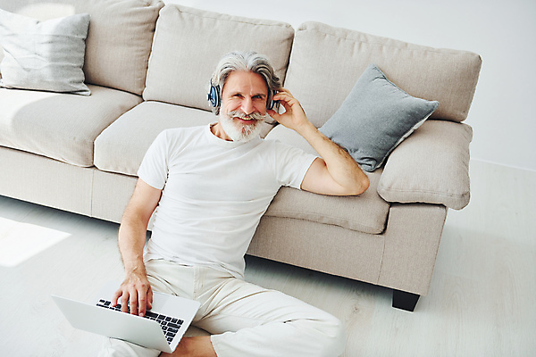 포토 JPG 해외이미지 백인 할아버지 노년 남자 여유 음악 휴식 수염 실내 건강 한명 앉기 상반신 앞모습 노트북 실버라이프 소파 헤드폰 기댐 음악감상 듣기 잡기 만족 노인남자한명만 해외202309 해외포토 서양인 1 라이프스타일 감정 뷰포인트 음향기기 컨셉 의자 모션 문화예술 사람 성인 내부 전자제품 감상 남자한명만 노인남자만 파일형식