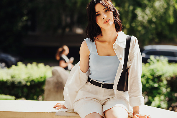 포토 JPG 해외이미지 여자 갈색머리 한명 사람 성인 야외 유행 스타일 카피스페이스 해외202309 해외포토 1 헤어스타일 공백 파일형식