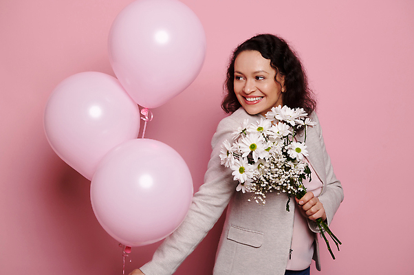 포토 JPG 해외이미지 꽃 행복 꽃다발 중년 컨셉 성공 엄마 갈색머리 선물 한명 미소 웃음 사람 캐주얼 놀람 봄 축하 인사 자신감 아프리카인 우아함 미녀 다민족 고립 캐모마일 스타일 카피스페이스 해외202309 해외포토 외국인 식물 1 헤어스타일 옷 계절 감정 가족 표정 성인 공백 예절 허브 미인 파일형식