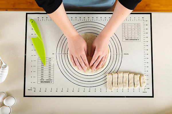 포토 JPG 해외이미지 손 조각 도마 신체부위 계란 계산 칼 준비 반죽 밀가루 계량 해외202309 해외포토 주방용품 사람 알 가루 파일형식