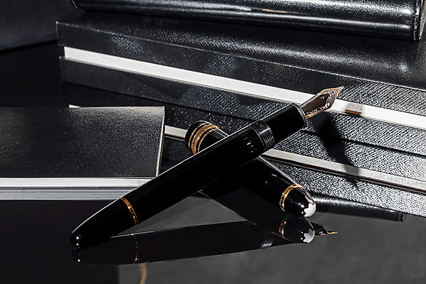 포토 JPG 해외이미지 종이 비즈니스 포장 문구용품 잉크 선물 사람없음 스터디 상자 사무실 펜 만년필 유행 금속 검은색 장비 회색 수확 원형 황금 클래식 고급 은색 플라스틱 수집 오브젝트 복고 반죽 날카로움 광택 서명 삭제 고물 옛날 원고 필기체 화강암 스타일 해외202309 해외포토 도형 문자 컬러 컨셉 농업 재질 학습 필기구 암석 파일형식