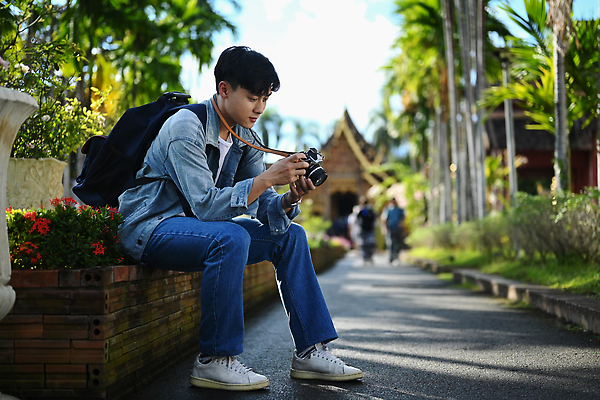 포토 JPG 해외이미지 전신 응시 남자 길 태국 거리 한명 들기 앉기 동양인 성인 야외 옆모습 아웃포커스 카메라 그늘 화단 태국여행 성인남자한명만 해외포토 1 시선 아시아 뷰포인트 해외여행 모션 촬영기법 사람 인종 전자제품 남자한명만 성인남자만 파일형식