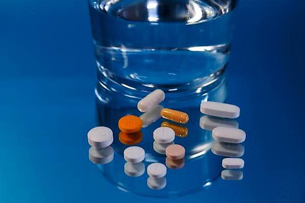 포토 JPG 해외이미지 사람없음 물 알약 약 상품 플라스틱 해외202309 해외포토 자연요소 의학 재질 파일형식