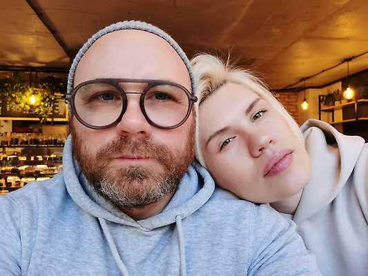 포토 JPG 해외이미지 백인 커플 여자 남자 행복 안경 커피 음료 음식 2 데이트 관계 탁자 함께함 실내 사랑 사람 앉기 성인 두명 친구 노트북 뷰티 식당 저녁식사 우정 카페 낭만 축하 날짜 아침식사 셀프카메라 긍정 에스프레소 점심식사 해외202309 해외포토 서양인 잡화 감정 가구 컨셉 모션 내부 전자제품 상점 사진촬영 식사 파일형식