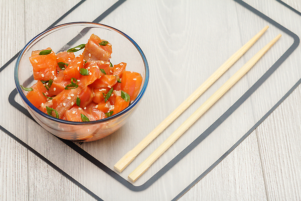 포토 JPG 해외이미지 전통 접시 음식 백그라운드 젓가락 양파 건강 어류 요리 사람없음 빨간색 초록색 우주 식사 저녁식사 사발 정상 해산물 날것 하와이 깨 연어 내추럴 점심식사 하와이인 해외202309 해외포토 외국인 식기 컬러 채소 식재료 수저 미국 수중동물 조미료 사기그릇 파일형식