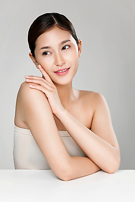 포토 JPG 해외이미지 모델 응시 여자 얼굴 한명 동양인 손짓 상반신 성인 옆모습 뷰티 우아함 피부 순수 성인여자한명만 해외202309 해외포토 1 시선 뷰포인트 컨셉 모션 사람 인종 신체부위 여자한명만 성인여자만 파일형식