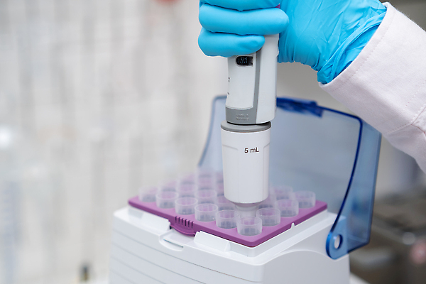 포토 JPG 해외이미지 여자 과학 실험 사람없음 상자 장비 시험 의사 실험실 끝 생명공학 컨테이너 연구원 플라스틱 분석 생물학 하이테크 미생물 주사약 테라피 발견 조제 혁명 자동 피펫 화학물질 해외202309 해외포토 직업 교육 산업 컨셉 의학 재질 생물 기술 실험기구 사람 뷰티 약 의료진 화학 만들기 파일형식