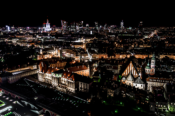 포토 JPG 해외이미지 유럽 여행 건축양식 하늘 지붕 휴가 조명 거리 주택 안테나 파노라마 풍경 사람없음 야외 건물 여름 도시풍경 여행객 탑 가을 도시 도심 야간 박물관 장면 타운 기념물 스카이라인 폴란드 구시가지 드론 랜드마크 수도권 옛날 조감도 해외202309 해외포토 자연요소 건축물 계절 건축 나라 통신 촬영기법 사람 지역 파일형식