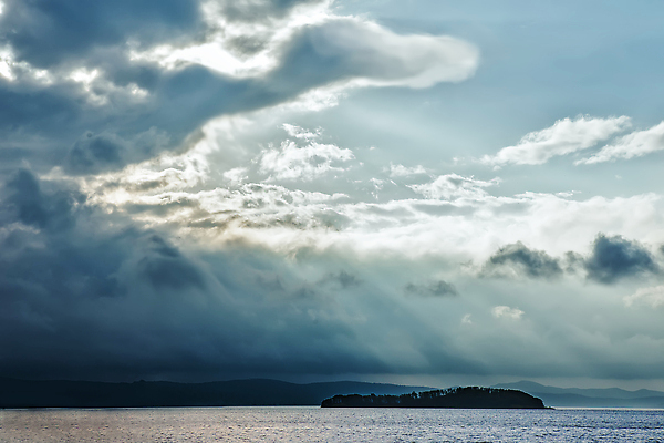 포토 JPG 해외이미지 물결 파도 바다 섬 백그라운드 자연 하늘 날씨 산 사람없음 야외 물 파란색 햇빛 뷰티 반사 어둠 슬픔 분위기 장면 폭풍 폭풍우 수평선 해외202309 해외포토 자연요소 감정 컬러 컨셉 태양 비_날씨 자연재해 생태계 파일형식
