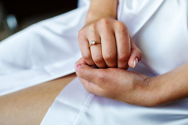 포토 JPG 해외이미지 손 여자 신부 웨딩드레스 결혼 결혼식 한명 성인 축하 반지 네일아트 준비 성인여자한명만 해외202309 해외포토 1 드레스 컨셉 장신구 사람 이벤트 신체부위 뷰티 여자한명만 성인여자만 파일형식