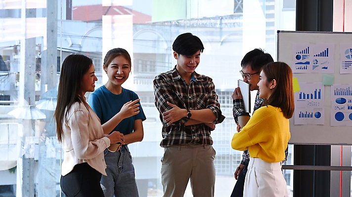 포토 JPG 해외이미지 여자 남자 행복 비즈니스 회의 함께함 대화 서기 여러명 상반신 성인 옆모습 팔짱 비즈니스맨 비즈니스우먼 그룹 책상 직원 화이트보드 성인만 해외202309 해외포토 감정 뷰포인트 가구 다수 컨셉 모션 말하기 사람 직장인 파일형식