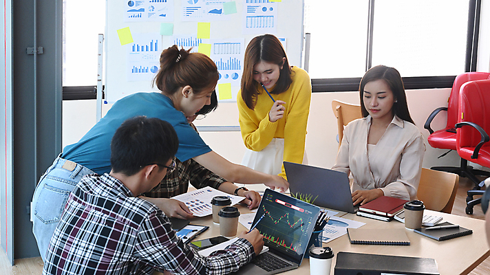 포토 JPG 해외이미지 여자 남자 의자 비즈니스 창문 회의 함께함 앉기 여러명 상반신 성인 옆모습 노트북 펜 공책 비즈니스맨 비즈니스우먼 그룹 책상 직원 화이트보드 테이크아웃컵 성인만 해외202309 해외포토 뷰포인트 가구 다수 컨셉 모션 문구용품 사람 컵 전자제품 필기구 직장인 파일형식