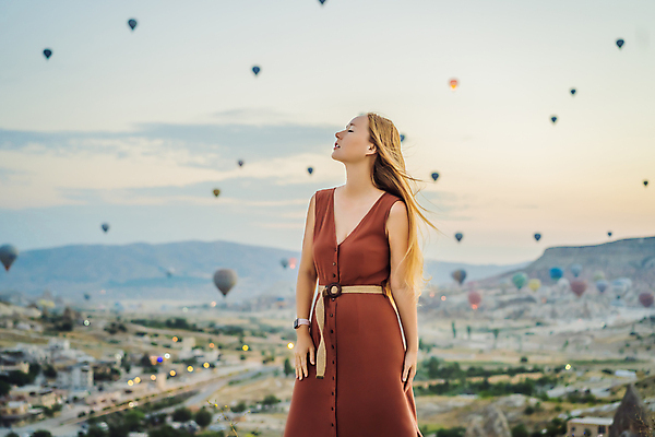 포토 JPG 해외이미지 여자 여행 하늘 한명 성인 야외 아웃포커스 눈감음 일몰 로맨틱 열기구 성인여자한명만 튀르키예 해외202309 해외포토 1 아시아 컨셉 항공교통 모션 촬영기법 사람 노을 여자한명만 성인여자만 파일형식