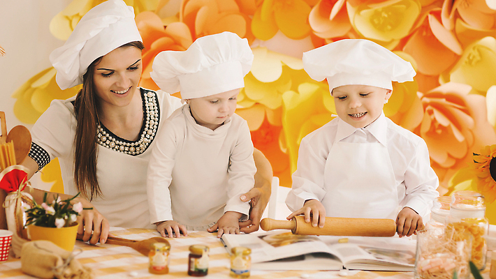 포토 JPG 해외이미지 여자 남자 꽃 화분 어린이 집게 요리사모자 상반신 성인 앞모습 책 세명 주방 요리사 앞치마 식탁보 잼 즐거움 밀대 해외202309 해외포토 식물 직업 모자_잡화 감정 뷰포인트 주방용품 사람 소스_음식 파일형식