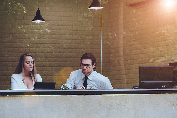 포토 JPG 해외이미지 백인 직업 커플 응시 남자 커피 2 비즈니스 사업가 통신 창문 관계 유리 노동자 직장 실내 대화 사람 앉기 동양인 정장 두명 노트북 컴퓨터 사무실 뷰티 반사 공책 업무 비즈니스맨 비즈니스우먼 그룹 날짜 토론 동료 경영자 단절 해외202309 해외포토 서양인 시선 옷 여자 음료 회사 모션 재질 문구용품 말하기 인종 내부 전자제품 작업 직장인 리더 파일형식