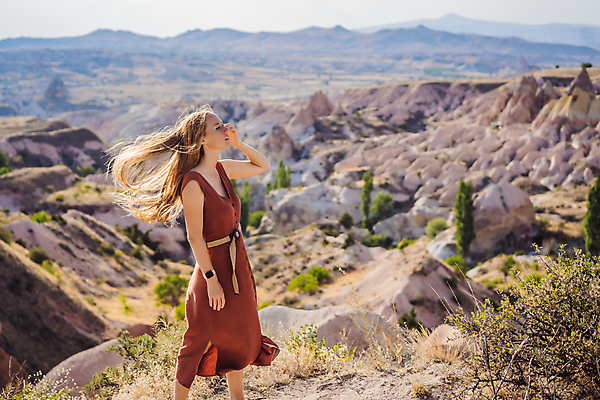 포토 JPG 해외이미지 여자 여행 바위산 한명 성인 야외 옆모습 풀숲 성인여자한명만 흩날리기 튀르키예 해외202309 해외포토 1 아시아 뷰포인트 모션 사람 숲 돌산 여자한명만 성인여자만 파일형식