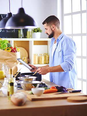 포토 JPG 해외이미지 라이프스타일 응시 남자 음식 인터넷 토마토 채소 재료 탁자 오이 주택 건강 관리 종류 요리 한명 서기 사람 알약 디지털 주방 요리사 식사 저녁식사 샐러드 시골 잡기 칼 아침식사 자르기 준비 만들기 브런치 레시피 후추 점심식사 루꼴라 해외202309 해외포토 직업 1 시선 가구 모션 건물 생활 약 향신료 파일형식