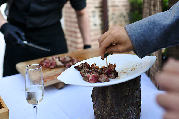 포토 JPG 해외이미지 접시 음식 조각 장갑 결혼 탁자 육류 돼지고기 스테이크 요리 사람없음 목재 주방 식당 요리사 식사 저녁식사 소고기 바위 양념 소시지 꼬치 칼 맛 그릴 정상 바비큐 굽기 슬라이스 뷔페 송아지고기 정물화 해외202309 해외포토 나무 직업 식기 잡화 가구 컨셉 식재료 재료 주방용품 서양음식 이벤트 상점 돌_바위 가공식품 구이 그림 파일형식