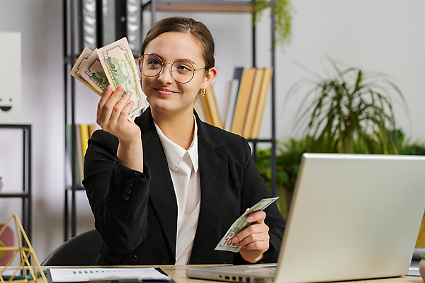 포토 JPG 해외이미지 백인 직업 라이프스타일 지폐 돈 인터넷 비즈니스 사업가 탁자 성공 노동자 기념 직장 한명 금융 노트북 스마트폰 사무실 달러 우승 작업 비즈니스우먼 엔지니어 종업원 경영자 온라인쇼핑 비서 온라인 대출 복권 수입 예산 잭팟 챔피언 프리랜서 해외202309 해외포토 서양인 1 여자 가구 컨셉 회사 사람 생활 경제 전자제품 핸드폰 스마트기기 쇼핑 최고 직장인 기술자 재산 리더 파일형식