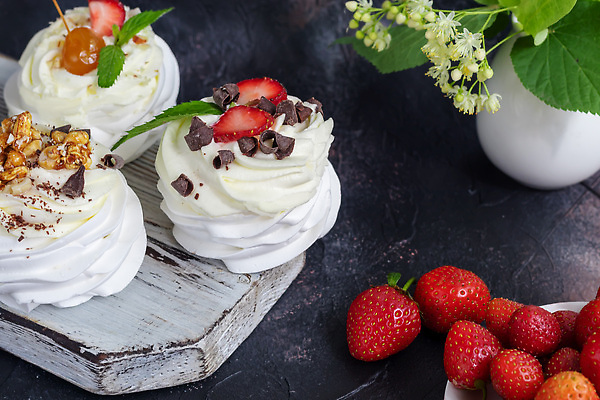 포토 JPG 해외이미지 딸기 사람없음 케이크 달콤 휘핑크림 해외202309 머랭쿠키 해외포토 과일 디저트 쿠키 맛 크림 머랭 휘핑 파일형식