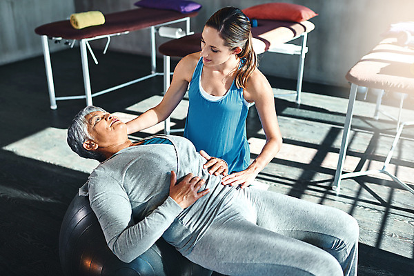 포토 JPG 해외이미지 여자 노년 그림자 상반신 성인 두명 옆모습 운동복 눕기 운동 마주보기 도움 짐볼 체육관 트레이너 간이침대 물리치료사 재활 여자만 버티다 해외202309 해외포토 옷 뷰포인트 컨셉 모션 건강 사람 치료 헬스 침대 치료사 파일형식