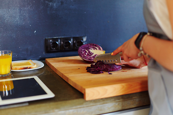 포토 JPG 해외이미지 백인 1 커플 외관 응시 행복 얼굴 음식 인터넷 채소 주택 실내 요리 사람 사람없음 컴퓨터 독서 뷰티 알약 주방 식사 웹 앞치마 기쁨 방 흰색 네트워크 서핑 칼 자르기 무선전화기 책상 준비 전자 레시피 후추 패드 해외202309 해외포토 서양인 시선 감정 컬러 가구 관계 모션 내부 건물 신체부위 전자제품 약 수상스포츠 전화기 향신료 파일형식